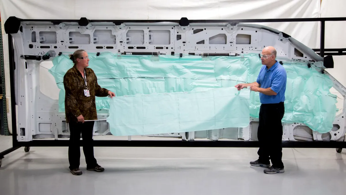 Ford a creat primul airbag pentru 15 persoane. VIDEO