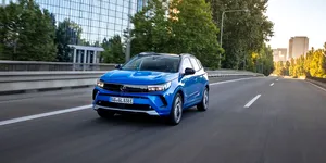 Mit sau realitate: Farurile trebuie pornite și pe timpul zilei. Ce spune noul Cod Rutier 2025
