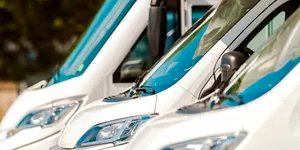 Brașov cumpără 32 de microbuze electrice pentru elevi. Contractul depășește 22,8 milioane de lei