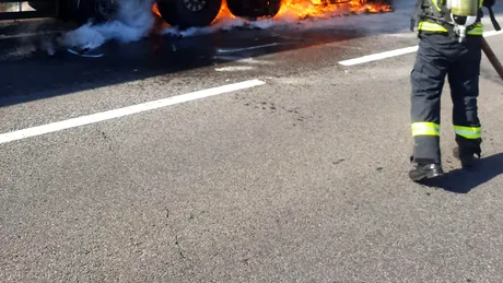 TIR în flăcări la Brașov. Camionul încărcat cu gresie s-a făcut scrum - VIDEO