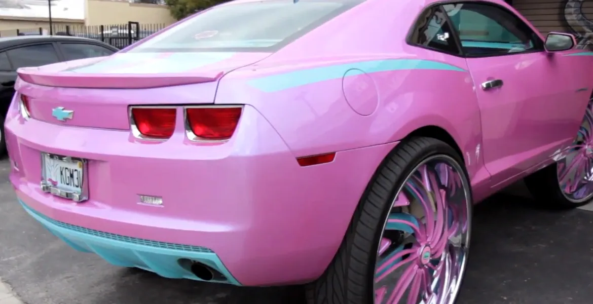 VIDEO: Tuning Chevrolet Camaro, de la muscle-car la maşina păpuşii Barbie