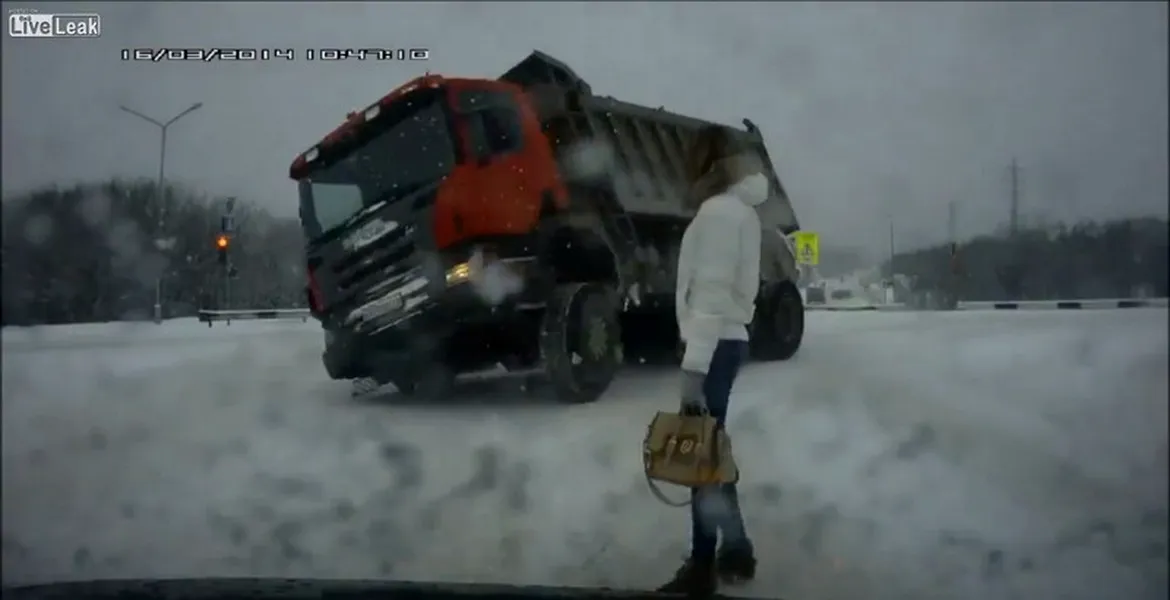 De ce camionagiii NU trebuie să se uite după femei pe stradă. VIDEO