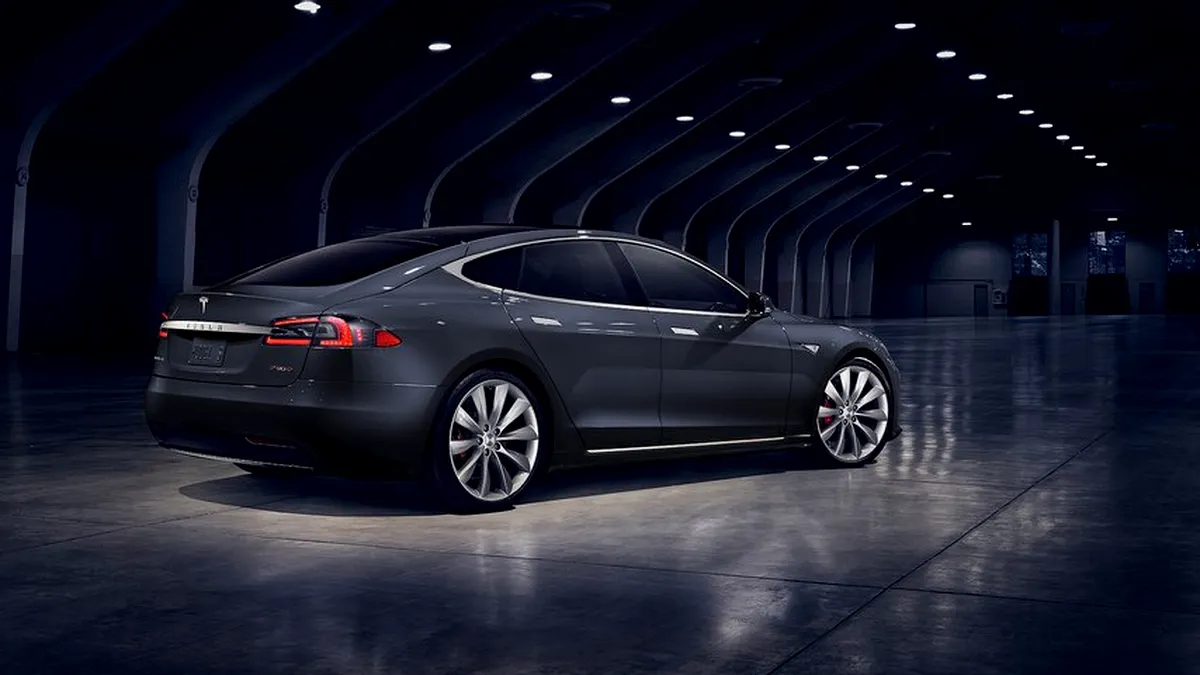 VIDEO: A distrus un Tesla Model S închiriat și apoi a fugit de la locul accidentului