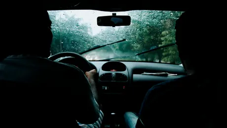 Care sunt cele mai frecvente greşeli ale şoferilor care conduc pe timp de ploaie