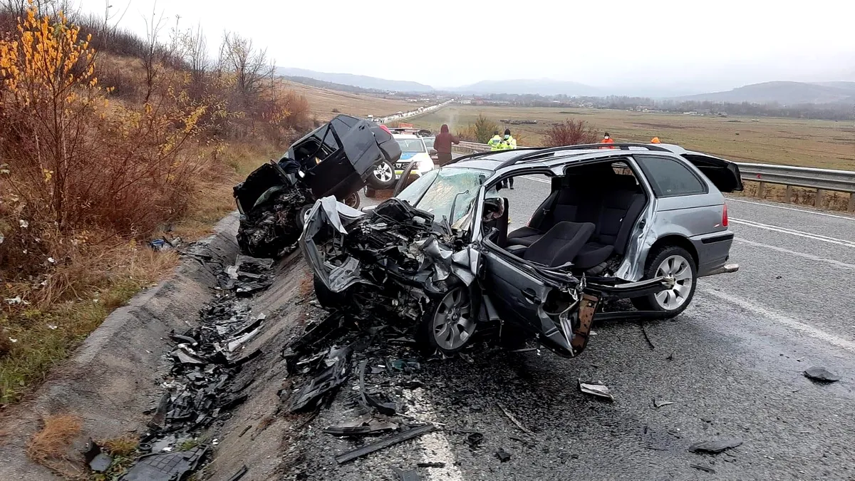 Accident grav produs pe DN 67 lângă Târgu Jiu. Două mașini s-au lovit frontal - VIDEO