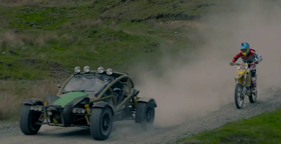 Înfruntarea murdăriţilor: Ariel Nomad vs. o motocicletă Suzuki [VIDEO]