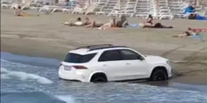 <span class='prepend'>Video |</span> Doi șoferi au intrat cu mașinile pe plaja din Olimp. Turiștii au alertat autoritățile