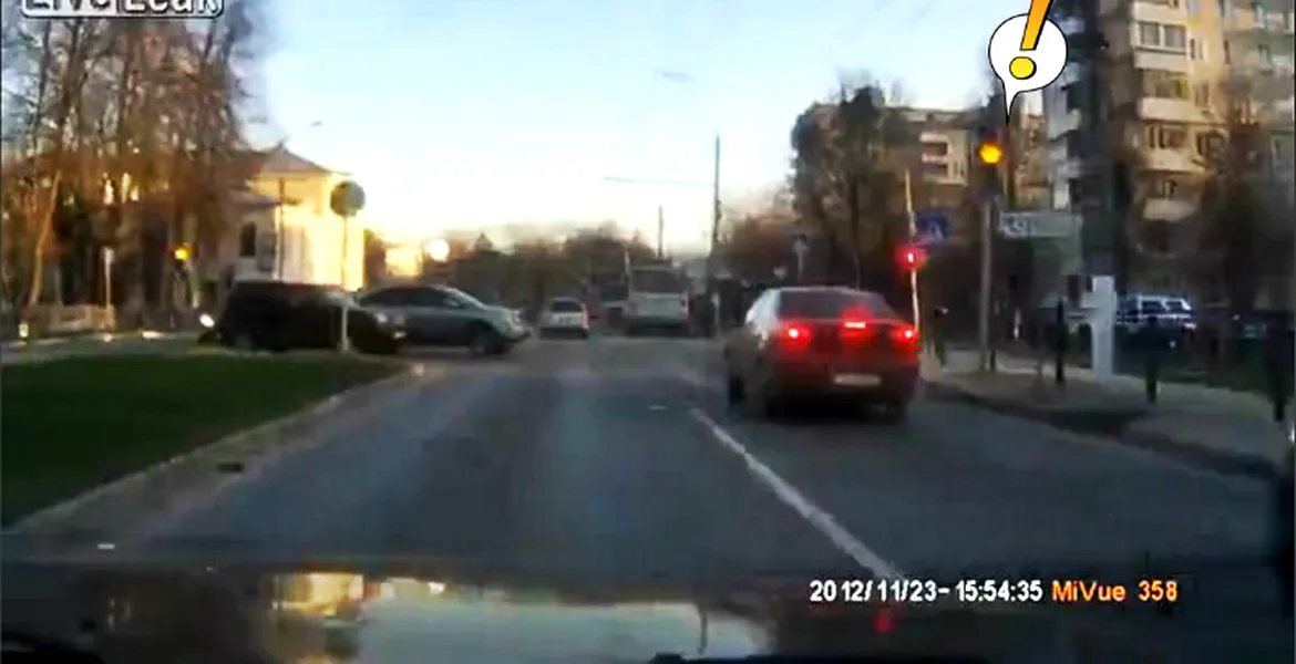 Accident: de ce să NU treci pe galben. VIDEO