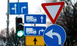 Virajul la stânga în intersecții semaforizate: Cum se face corect această manevră