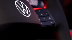 Tensiuni uriașe la Volkswagen: 10.000 de angajați l-au huiduit pe șeful companiei. 50.000 de posturi ar putea fi afectate