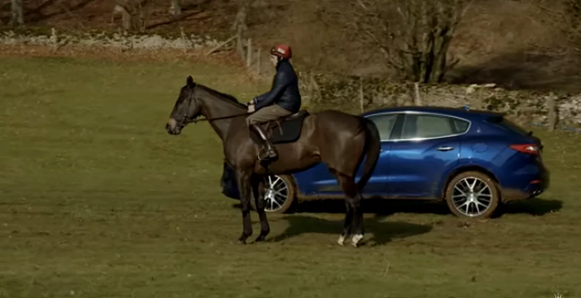 Maserati Levante vs. un cal de curse. Ca să ştim ce-i poate blana în off-road [VIDEO]