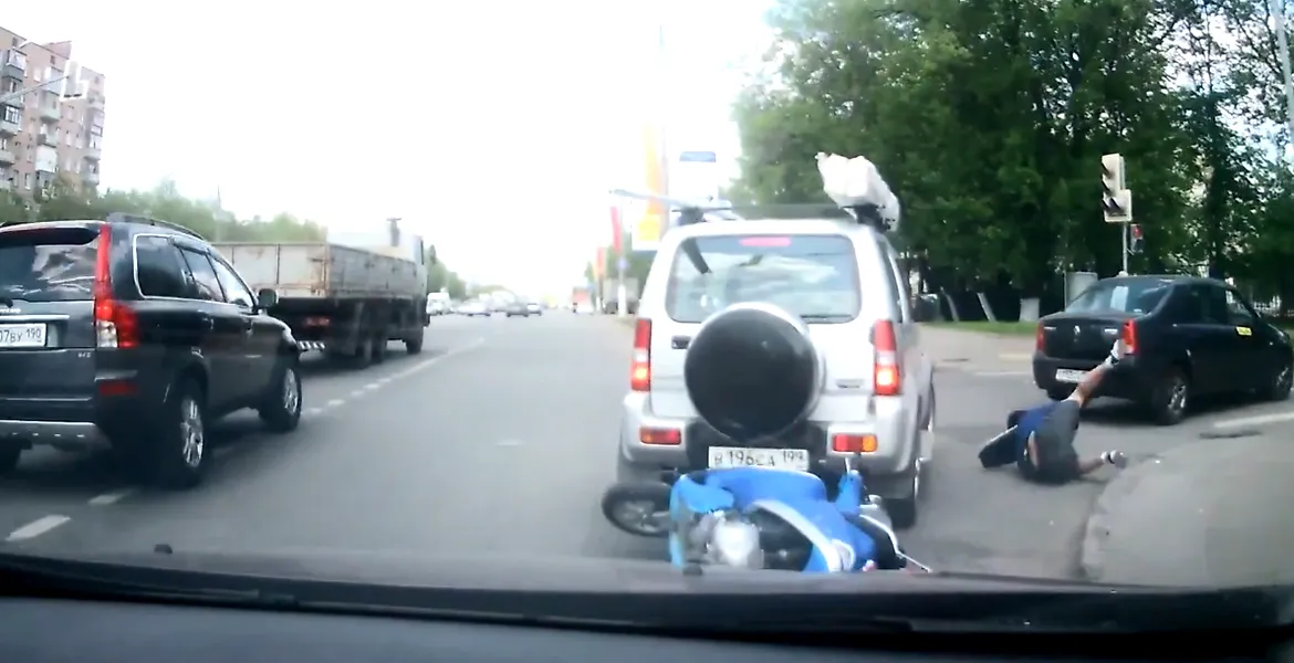 VIDEO: Scuterist gimnast loveşte două maşini şi fuge
