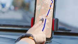 Un utilizator Google Maps s-a uitat prea mult la hartă și a intrat cu mașina într-un râu