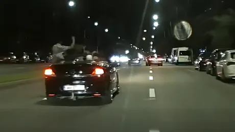 Video – Gest periculos într-o decapotabilă aflată în mers, la Drobeta-Turnu Severin. Poliția a deschis o anchetă