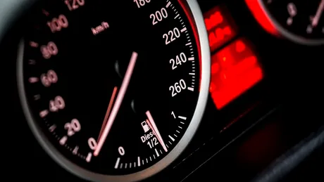 Un șofer a fost arestat după ce a fost prins de radar. Cu câți km depășise viteza legală?