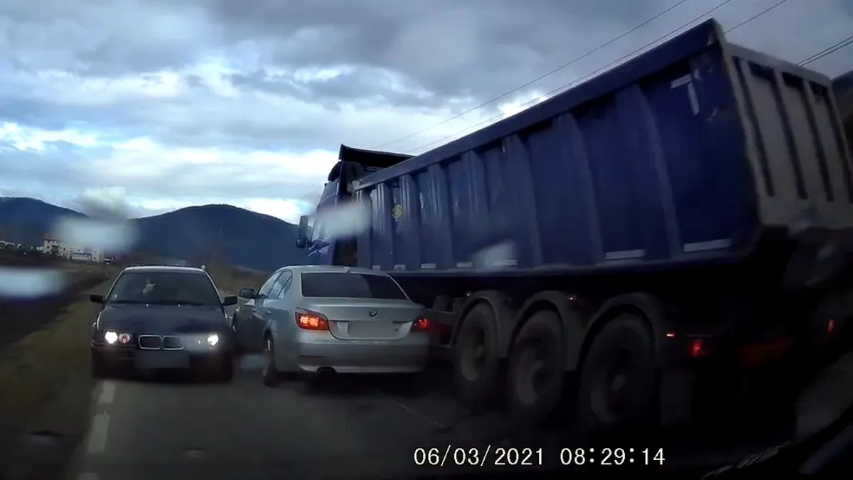 Un șofer inconștient din Sibiu, filmat într-o depășire criminală. Accident evitat la limită