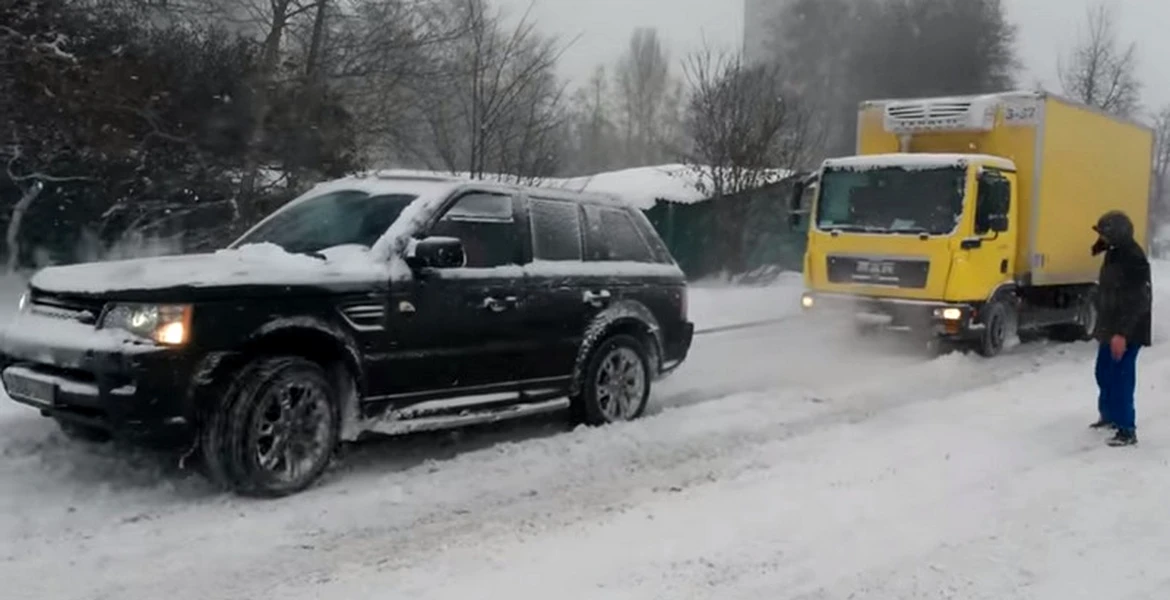 Range Rover Sport la datorie în Rusia: scoate camioane din bucluc. VIDEO