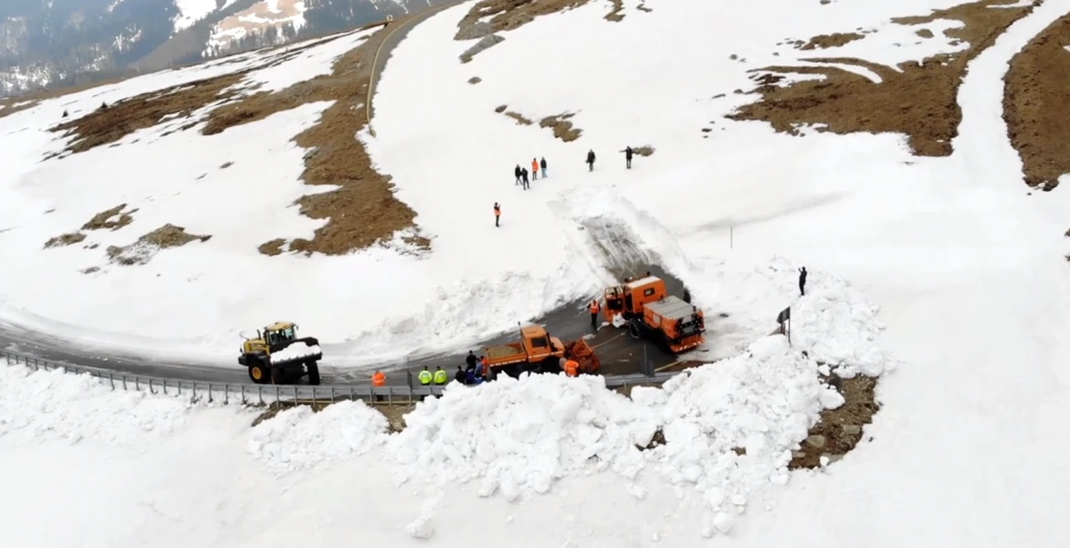 Zăpadă de 4 metri pe Transalpina. Drumarii intervin pentru deblocarea drumului – VIDEO