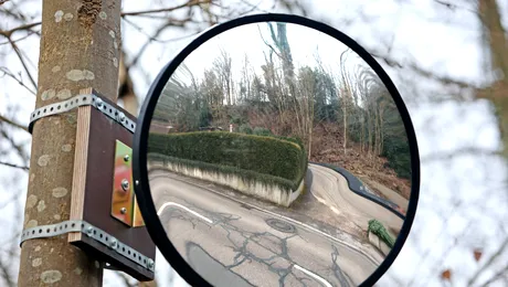 Când spiritele pot provoca accidente: o femeie din China ajustează oglinda de trafic din comunitatea sa pentru un feng shui mai bun