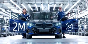 BMW a produs mașina electrică cu numărul 2 milioane. Modelul aniversar, un i5 cu 500 de kilometri autonomie