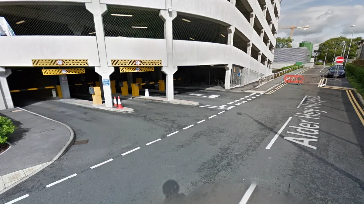 Un șofer nu a fost primit în parcarea unui spital pentru că avea mașina electrică