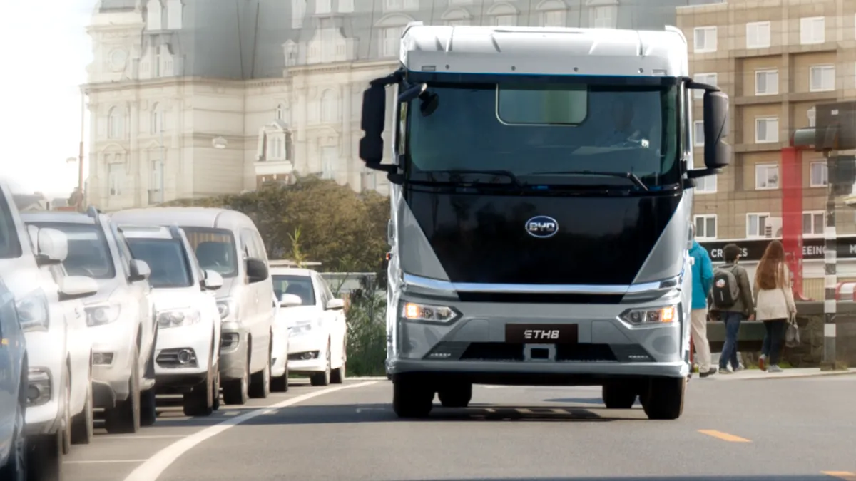 Camioanele electrice din China intră pe piața din Europa. Cât va costa un TIR construit de BYD sau Geely