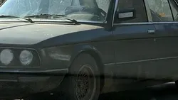 „Bijuteriei” i-ar sta mai bine într-un muzeu: Automobil rar, surprins în weekend pe Valea Oltului, cu remorcă