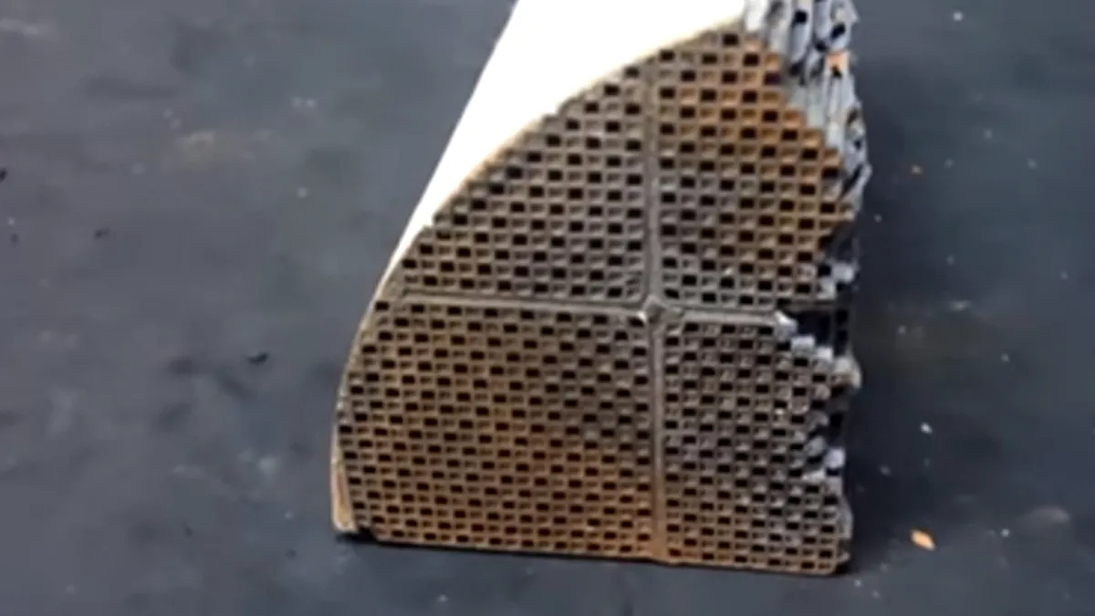 Cum arată un filtru de particule (DPF) înfundat | VIDEO