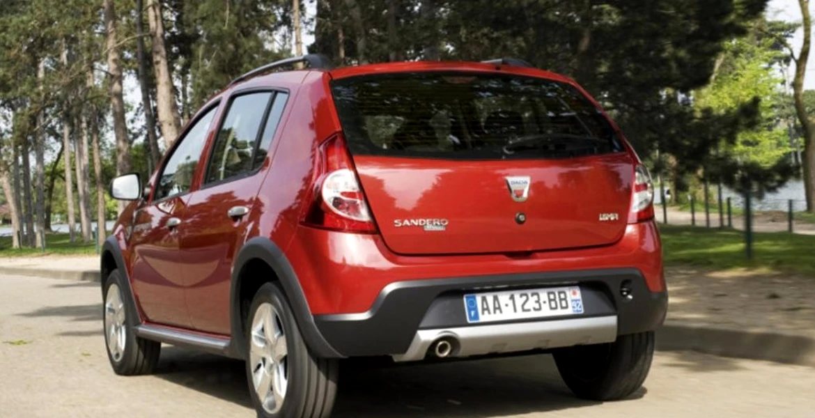 Cum se făcea reglarea cu ciocanul a ușilor mașinilor Dacia. Imagini din fabrică – VIDEO