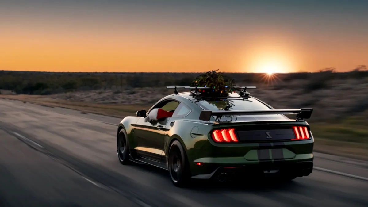 Cum creezi cel mai rapid brad de Crăciun? Îl legi de un Mustang cu 1.000 CP - VIDEO