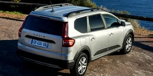 Cum transformi o Dacia Jogger într-un camper în doar 4 minute. Soluția de 1.400 de lei apărută pe OLX