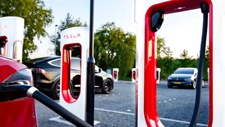 Germania a găsit încărcătoare Tesla Supercharger ca fiind ilegale
