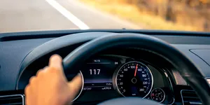 2026: La ce viteză se suspendă permisul în afara localității. Limite și sancțiuni impuse de Codul Rutier