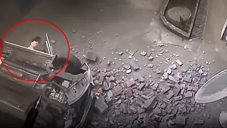 Imagini spectaculoase cu o maşină care cade de la etajul doi al unei parcări