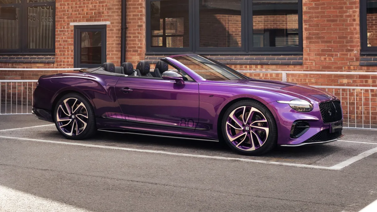 Bentley aniversează 80 de ani la fabrica din Crewe cu un Continental GTC unicat. Culoare specială și broderie unică la interior