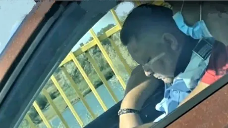 Permis auto dat în somn? Un polițist a fost filmat cum doarme la examen, în timp ce candidatul conduce