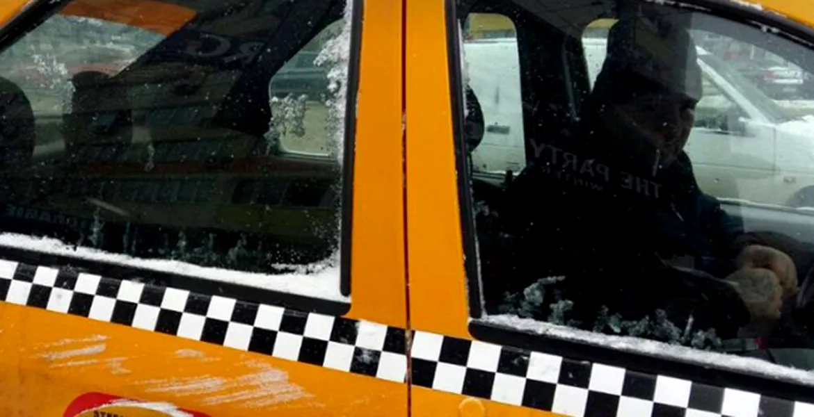 Un taximetrist a agresat un client pentru că nu i-a permis să fumeze în maşină
