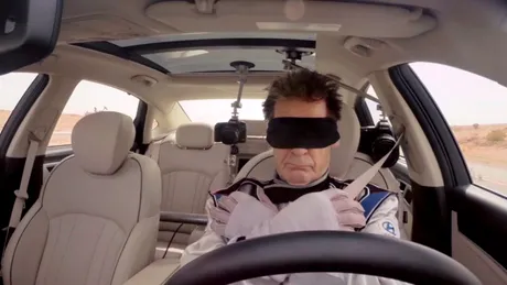 Hyundai Genesis îşi testează sistemele de siguranţă cu şoferi aruncaţi din maşină. VIDEO