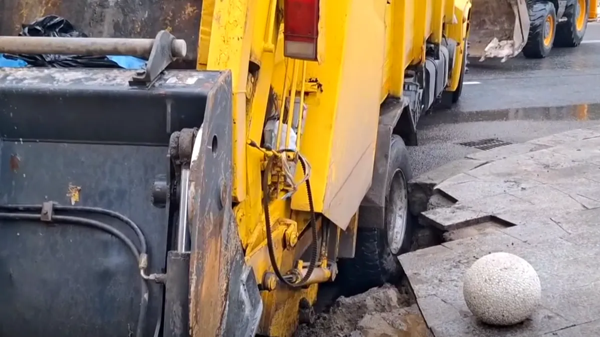 Video | O mașină de gunoi s-a scufundat într-o groapă în centrul orașului Galați. Explicația primarului
