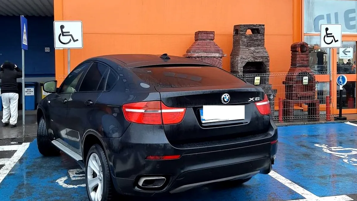 BMW X6 parcat pe locul rezervat persoanelor cu handicap. Reacția șoferului când a fost fotografiat