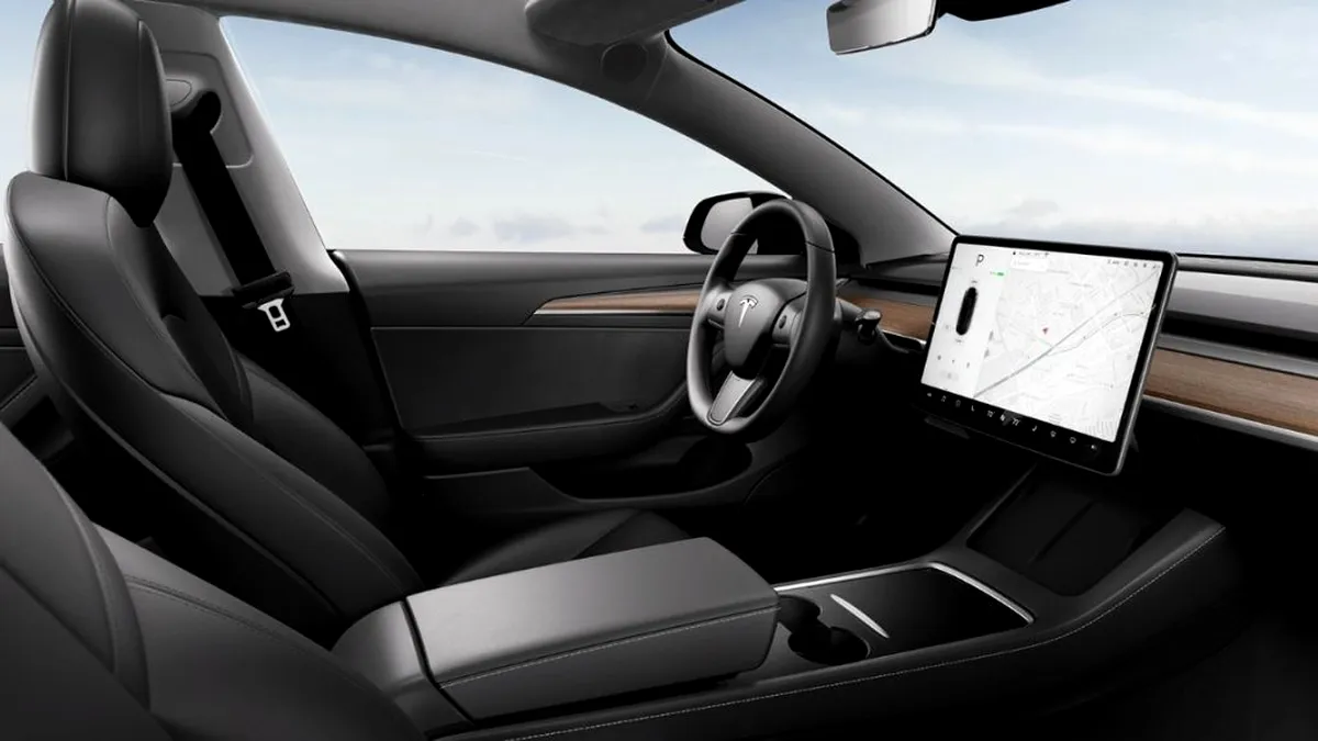 O dotare simplă care lipsea de pe mașinile Tesla Model 3 a fost implementată abia acum