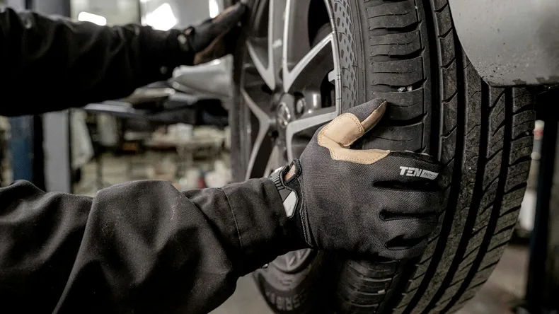 Cât de des ar trebui să verificăm anvelopele mașinilor? Modalități prin care putem realiza verificarea