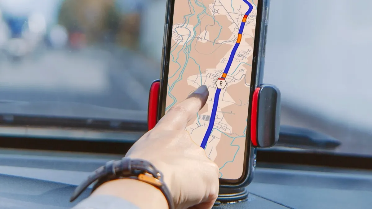 Un utilizator Google Maps s-a uitat prea mult la hartă și a intrat cu mașina într-un râu