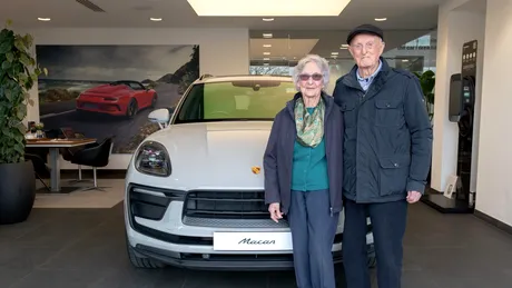 Foto | Un cuplu căsătorit de 70 de ani și-a făcut cadou de aniversare un Porsche Macan