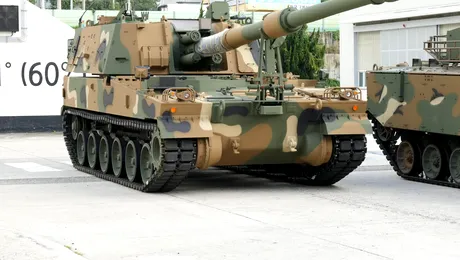 Un stat NATO din Europa achiziționează încă 112 obuziere autopropulsate K9. România, unde producătorul Hanwha construiește o fabrică, nu va fi implicată în producție