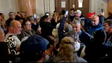Scandal în fața sălii de judecată unde se decide viitorul lui Călin Georgescu. Susținătorii fostului prezidențiabil au luat cu asalt Curtea de Apel. Jandarmii îndeamnă la calm