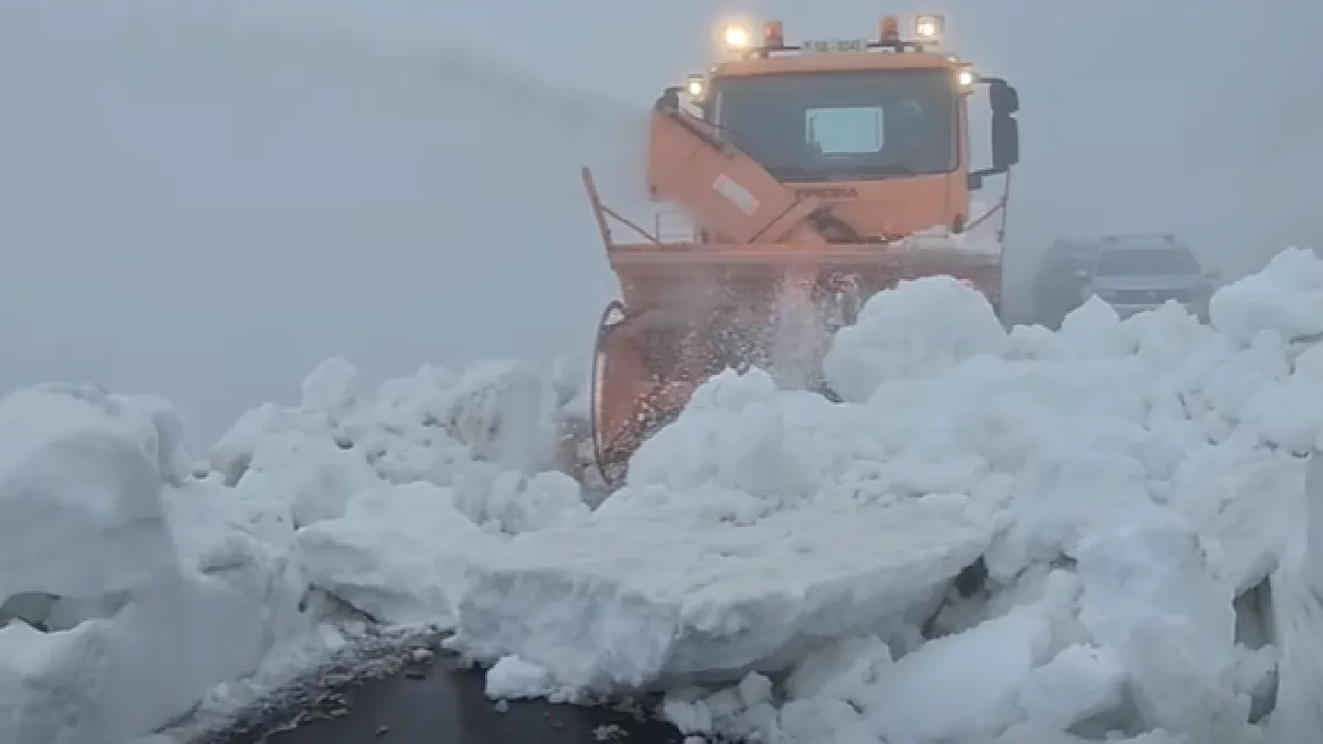 Video | Zăpadă de 5 metri pe Transfăgărășan și bolovani uriași. Drumarii se află într-o misiune contra-cronometru