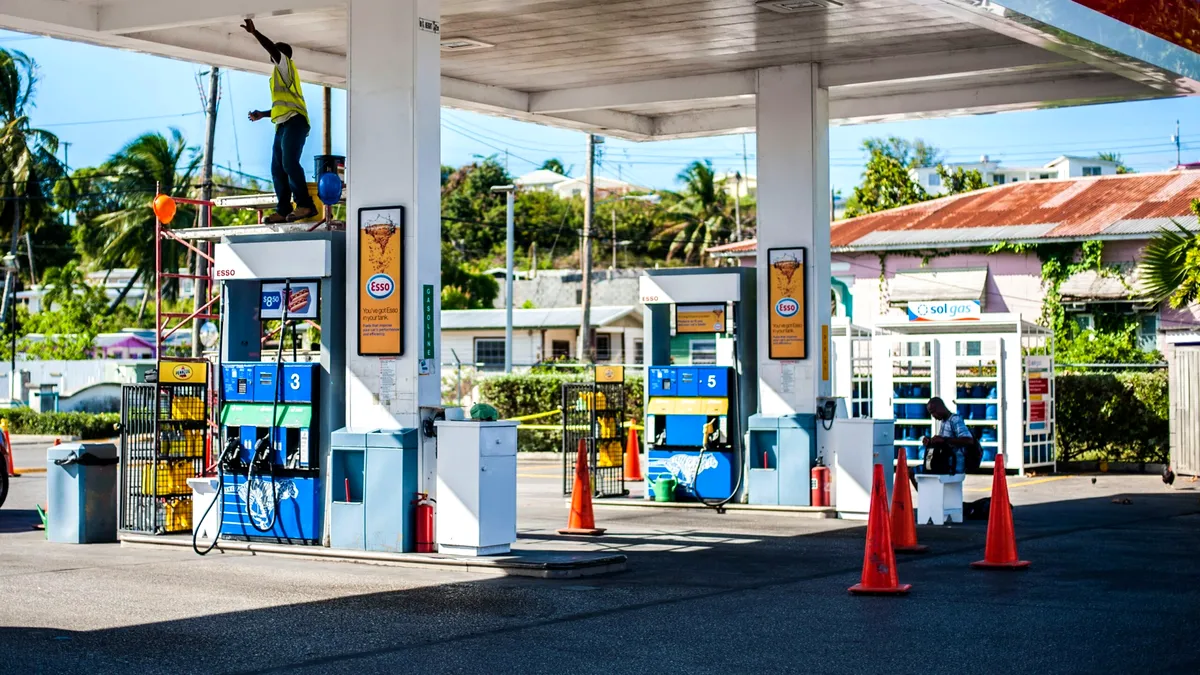 Cel mai mare producător de băuturi spirtoase din România vrea să construiască sau să cumpere benzinării