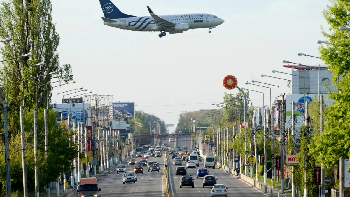 Un șofer care avea mașina parcată a primit 6 amenzi de viteză din cauza avioanelor care zburau pe deasupra acesteia