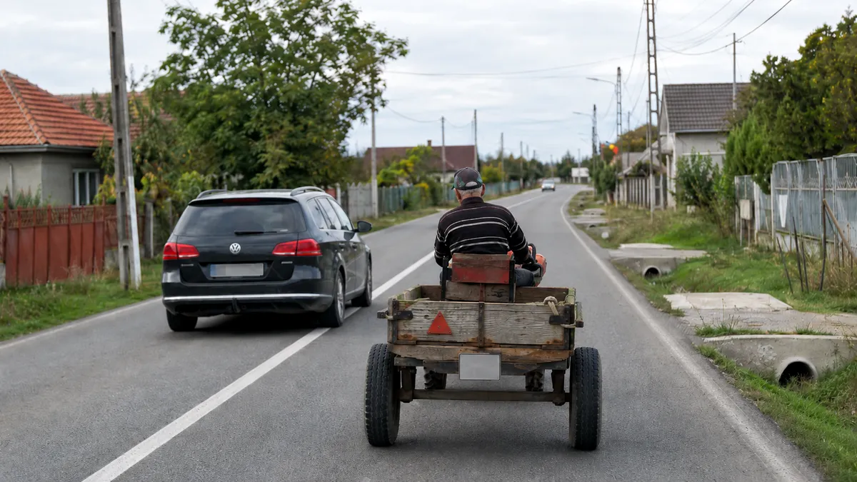 Cod Rutier 2026: Amendă și permis suspendat pentru șoferii care depășesc un motocultor pe linia continuă